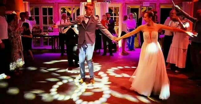Brautpaar tanzt auf Hochzeit